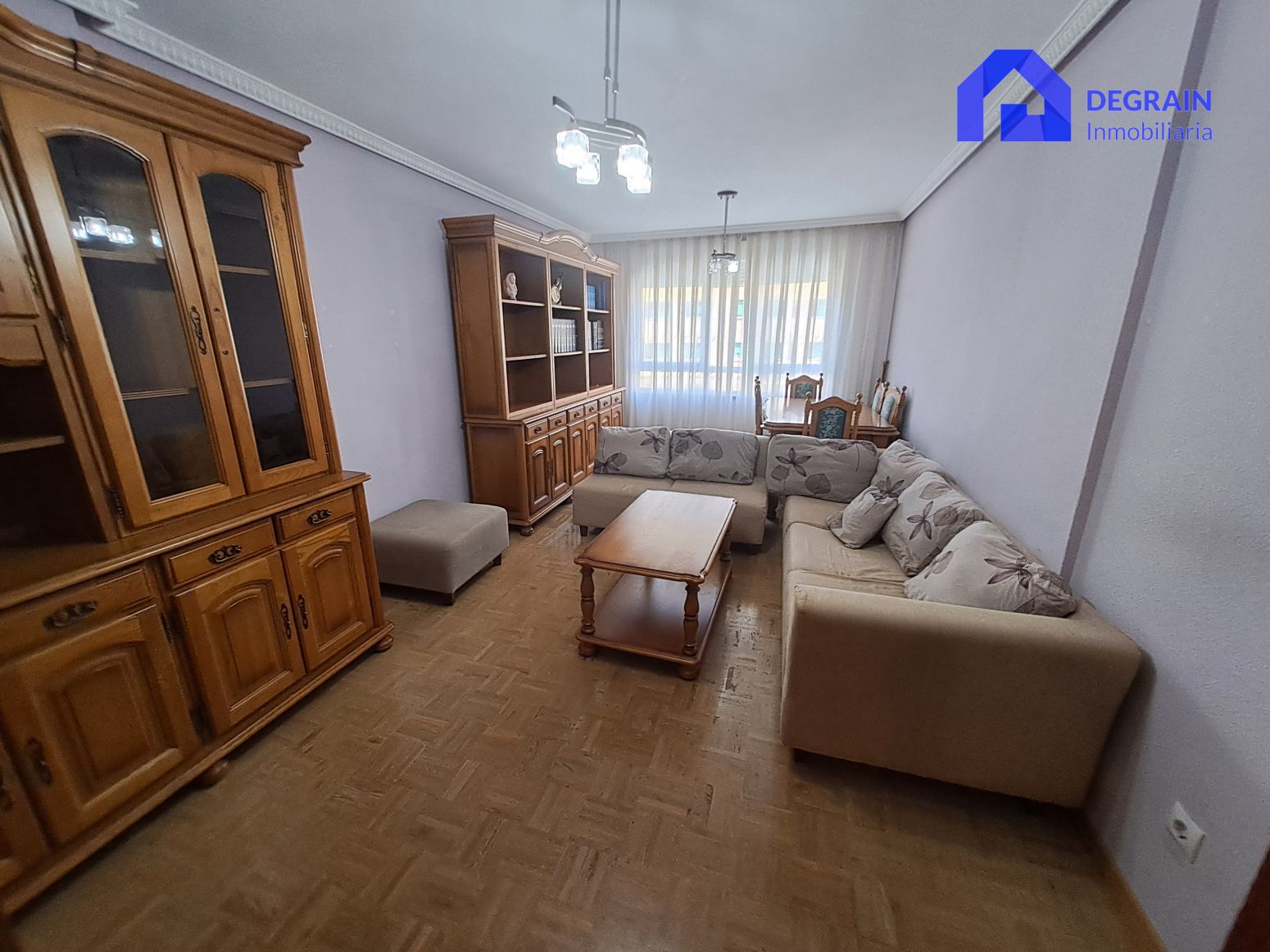 Sala d'estar de Pis de lloguer en Oviedo  amb Calefacció, Parquet i Terrassa