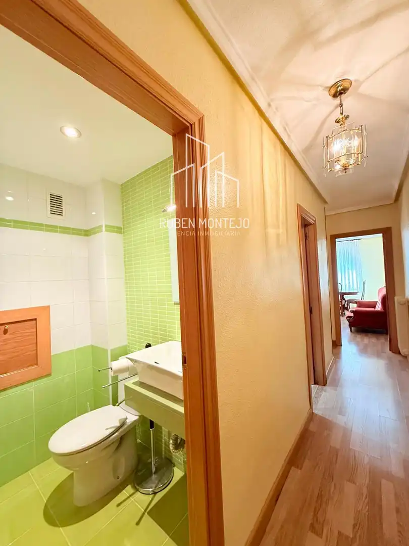 Baño de Piso de alquiler en Salamanca con Calefacción, Terraza y Horno