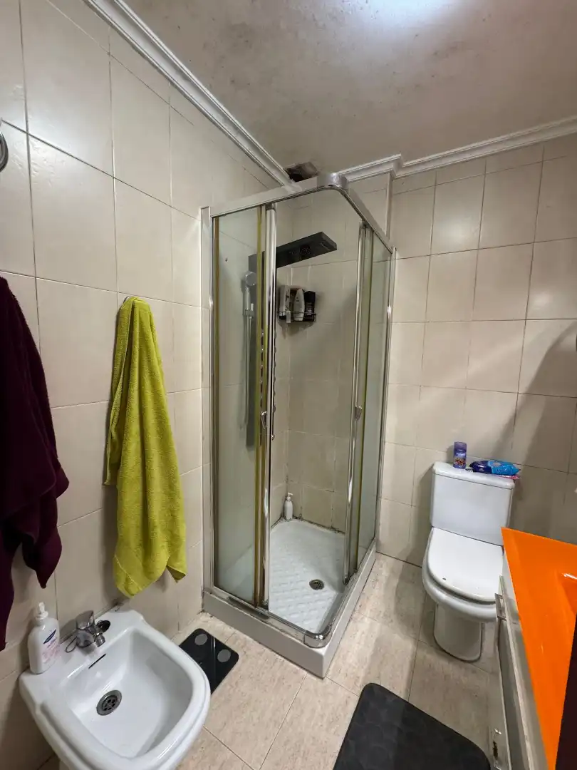 Badezimmer von Einfamilien-Reihenhaus zum Verkauf in Polanco mit Heizung, Privatgarten und Terrasse