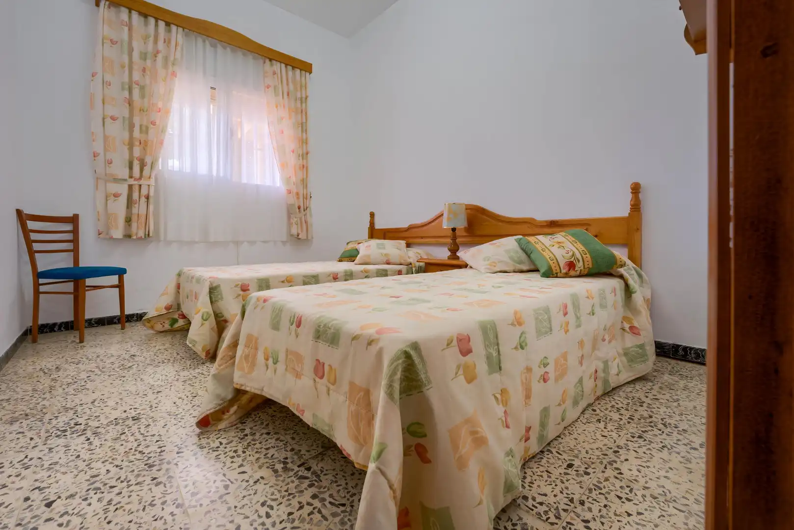 Dormitori de Casa o xalet en venda en Carmona amb Jardí privat, Terrassa i Piscina