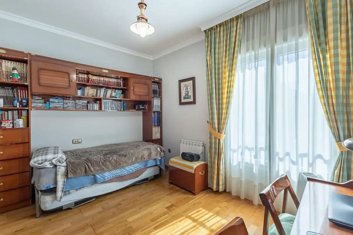Habitación de Casa adosada en venta en Granada con Calefacción, Jardín privado y Terraza