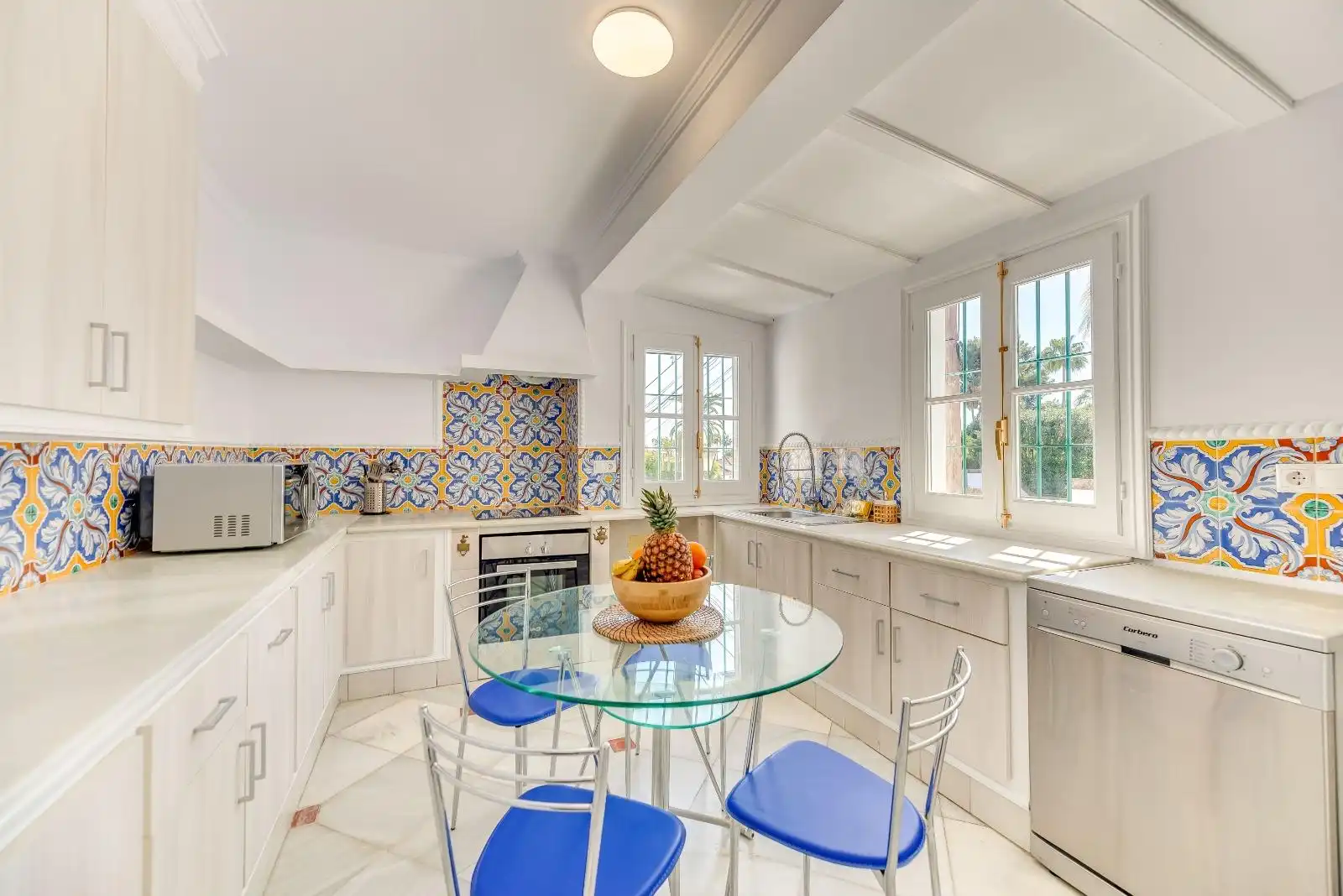 Cocina de Casa o chalet en venta en Marbella con Aire acondicionado, Calefacción y Jardín privado