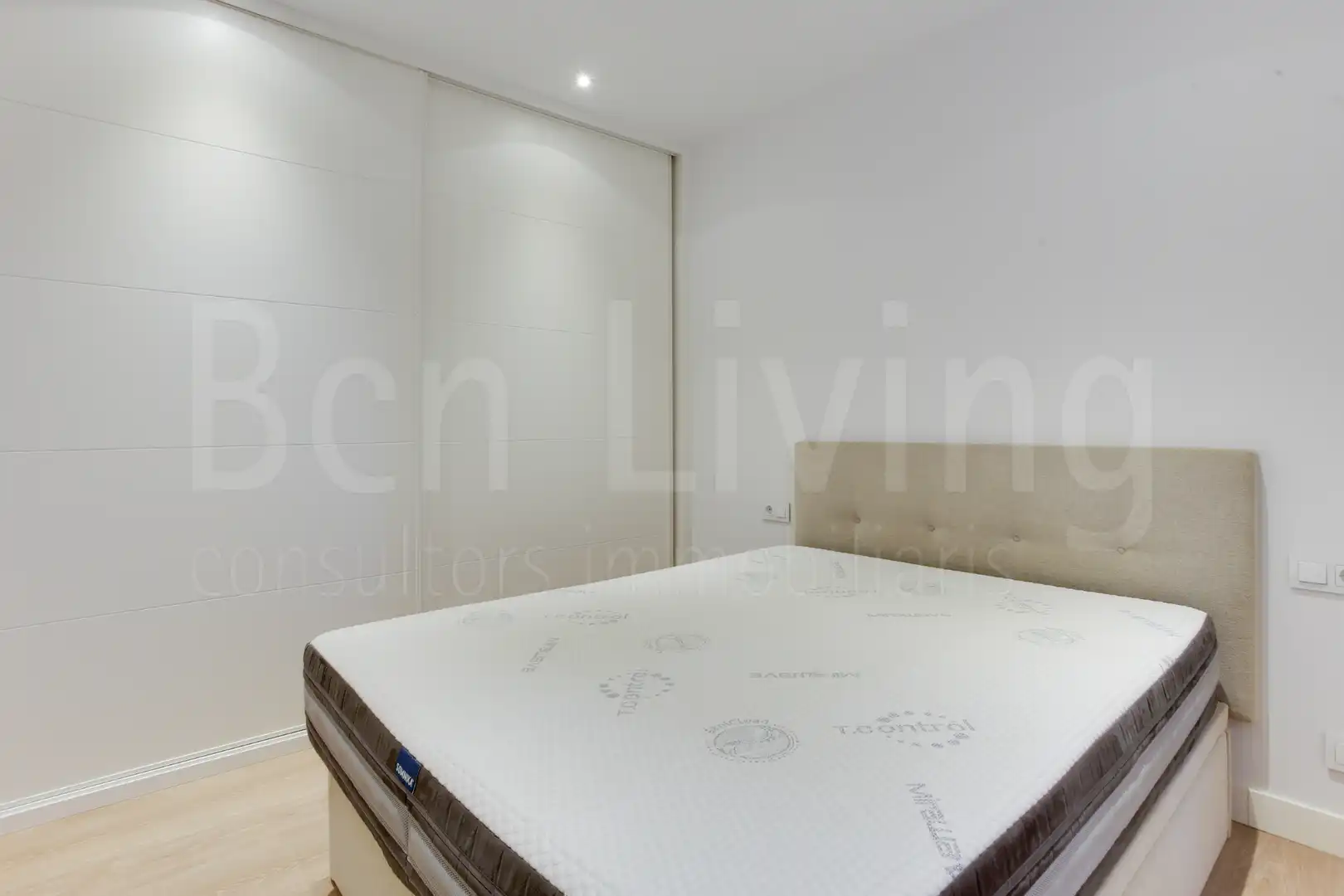 Dormitori de Pis en venda en Barcelona amb Calefacció, Parquet i Terrassa