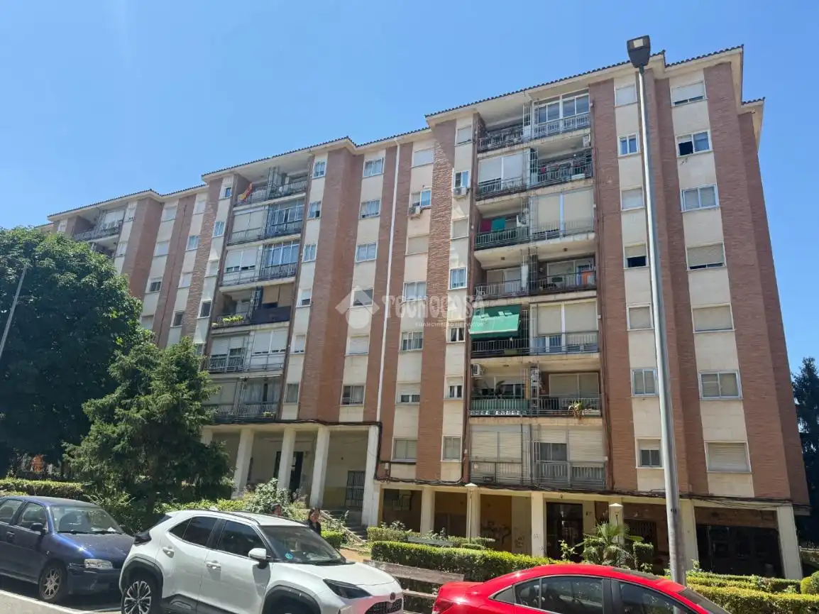 Vista exterior de Pis en venda en Guadalajara amb Calefacció