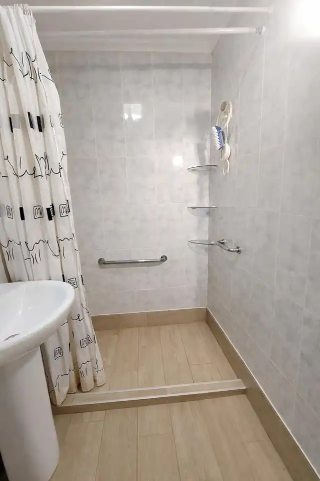 Baño de Piso en venta en Elche / Elx con Aire acondicionado, Amueblado y Balcón