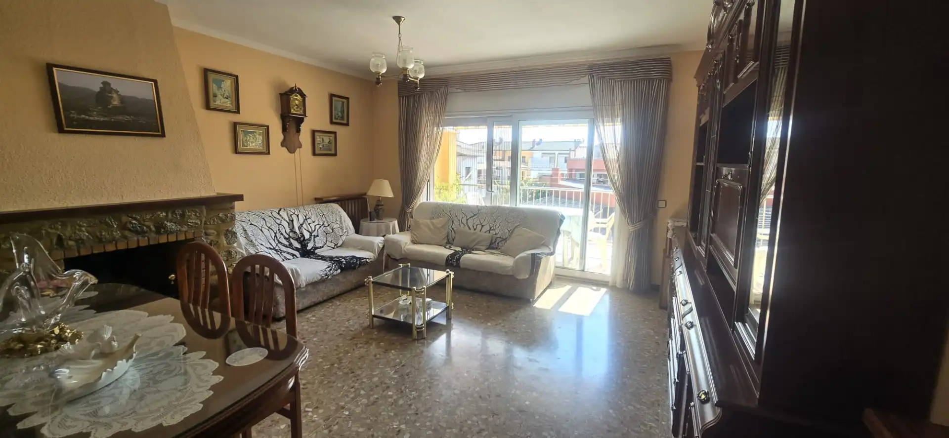 Sala d'estar de Casa adosada en venda en Manlleu amb Calefacció, Jardí privat i Terrassa