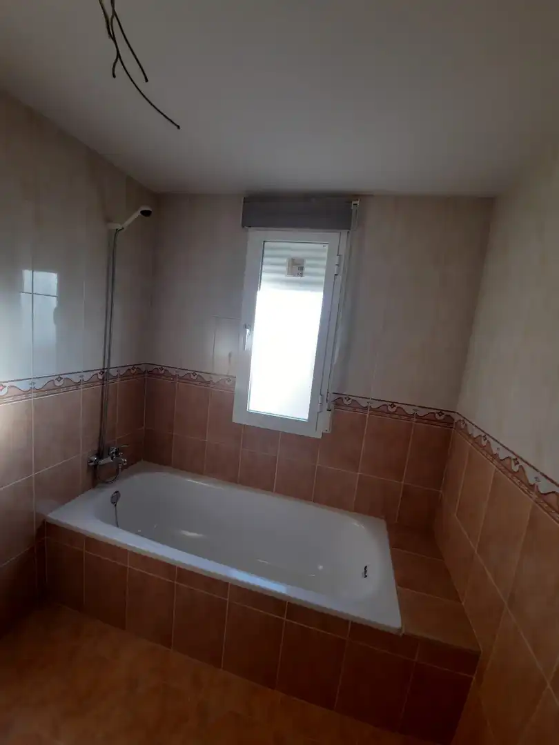 Badezimmer von Einfamilien-Reihenhaus zum Verkauf in Lillo mit Heizung und Möbliert