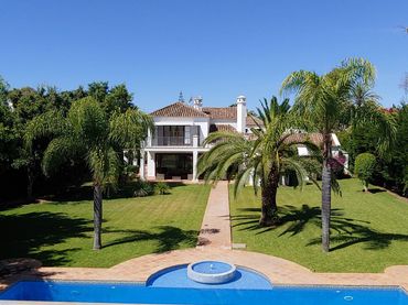 Chalet con balcón en venta en San Pedro de Alcántara