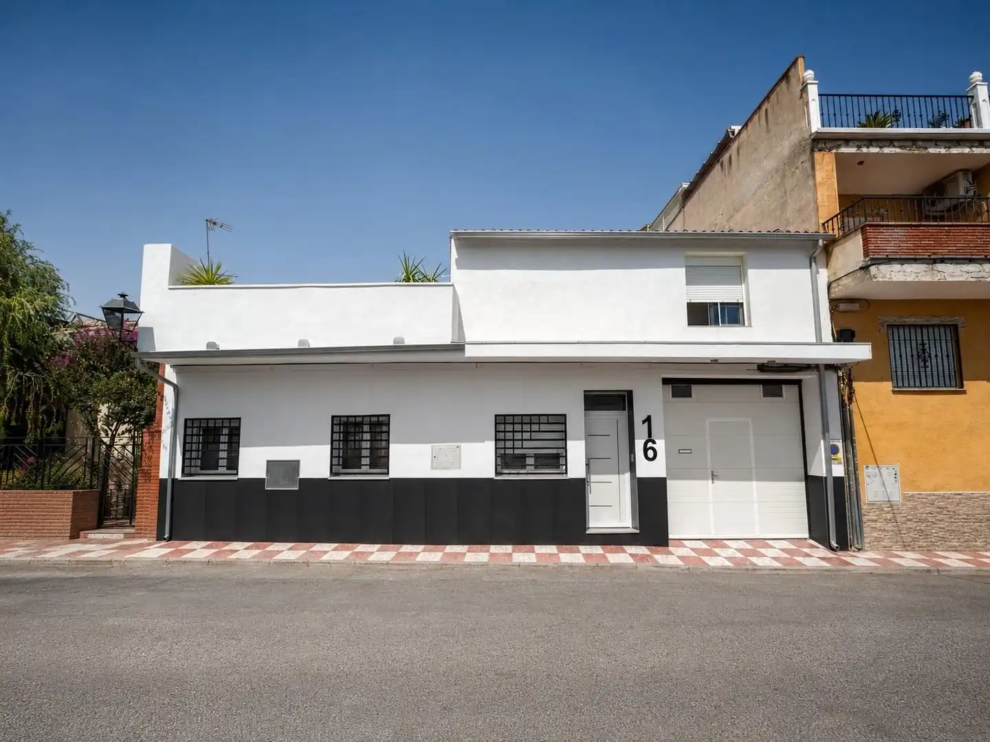 Vista exterior de Casa o chalet en venta en Churriana de la Vega con Aire acondicionado, Calefacción y Jardín privado