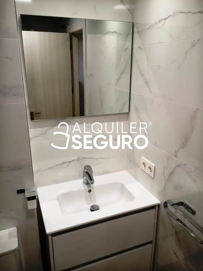 Badezimmer von Wohnung zur Miete in Fuensaldaña mit Heizung und Möbliert