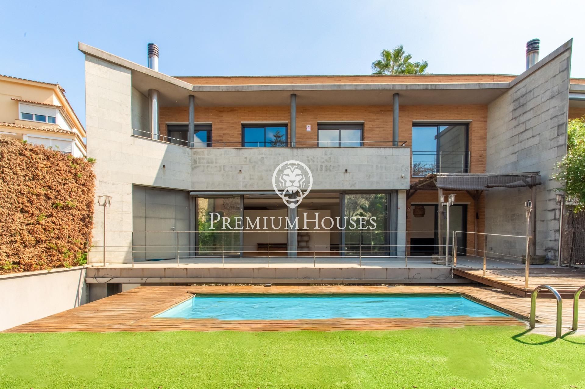 Vista exterior de Casa adosada en venda en Alella amb Jardí privat, Terrassa i Balcó