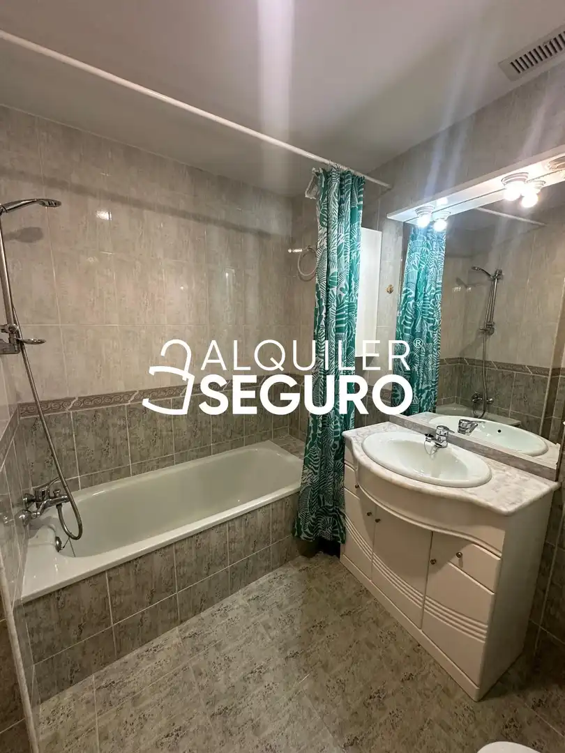 Baño de Piso de alquiler en Alcorcón con Calefacción y Amueblado