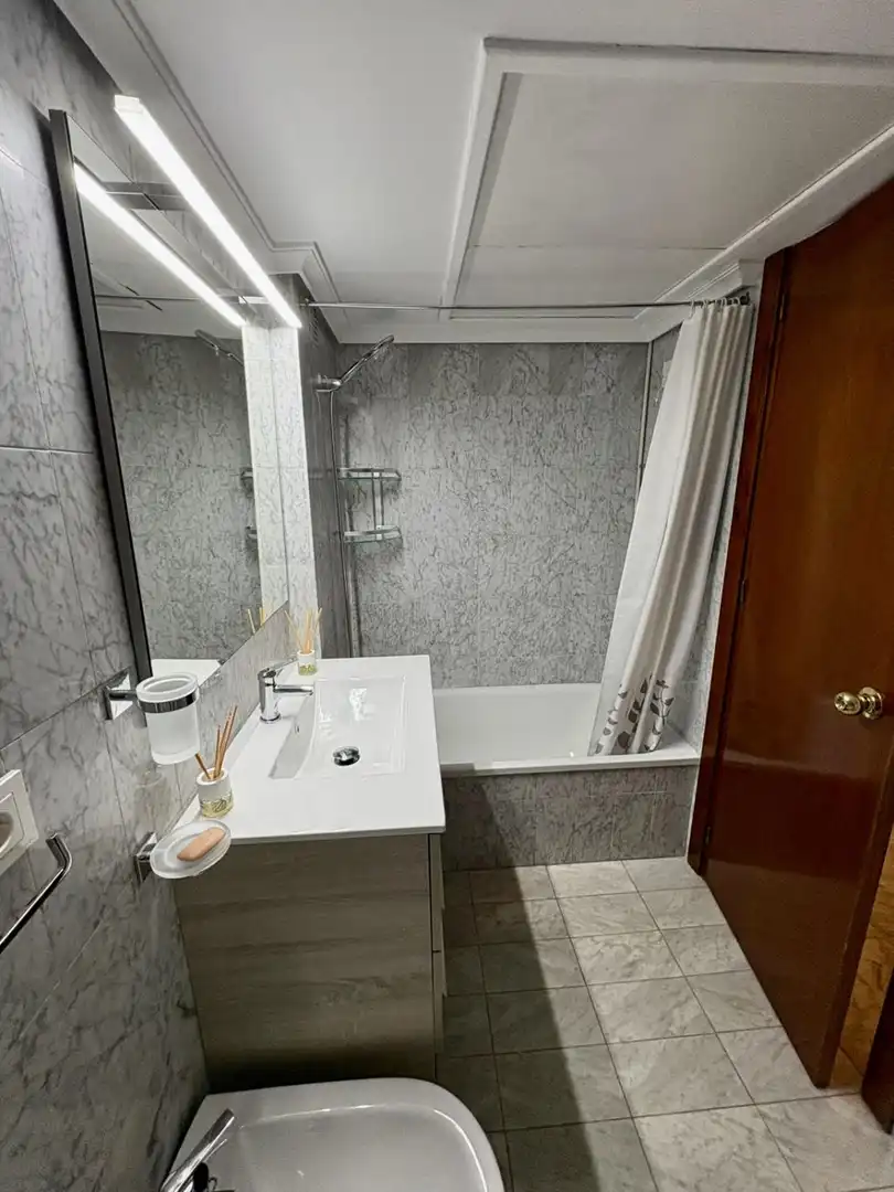 Bathroom of Flat for sale in Sevilla  with Air Conditioner, Heating and Terrace