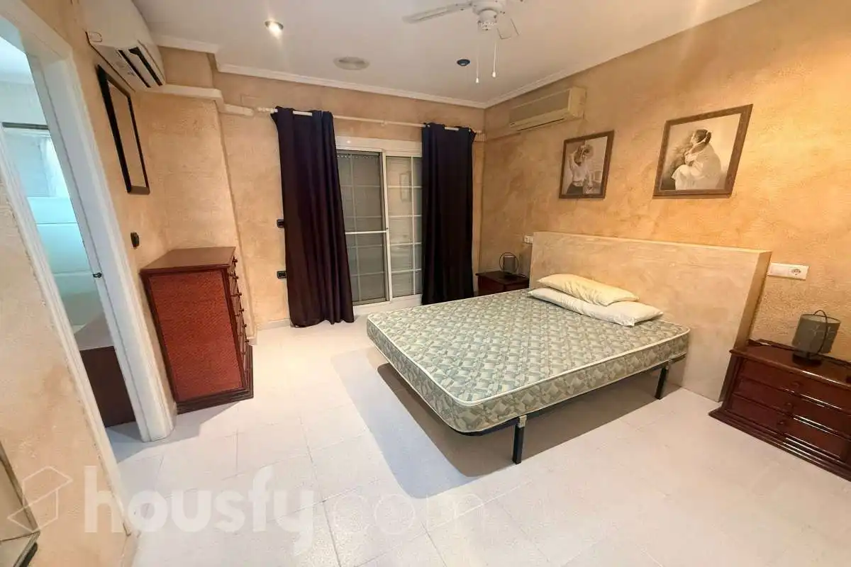 Dormitori de Casa adosada de lloguer en Torrevieja amb Aire condicionat, Terrassa i Traster