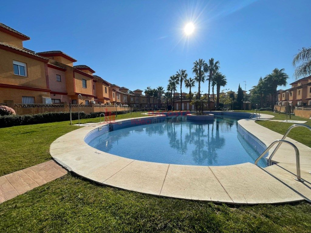 Piscina de Casa adosada en venda en Lepe