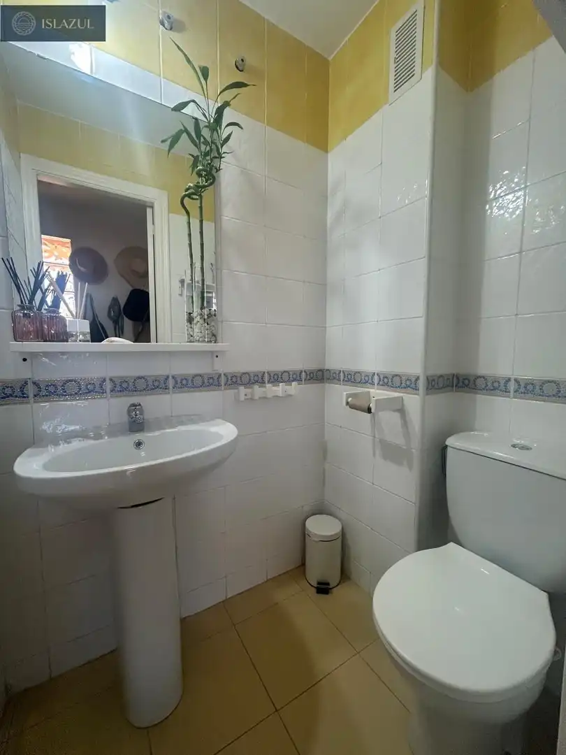 Bany de Apartament en venda en Isla Cristina amb Aire condicionat, Jardí privat i Terrassa