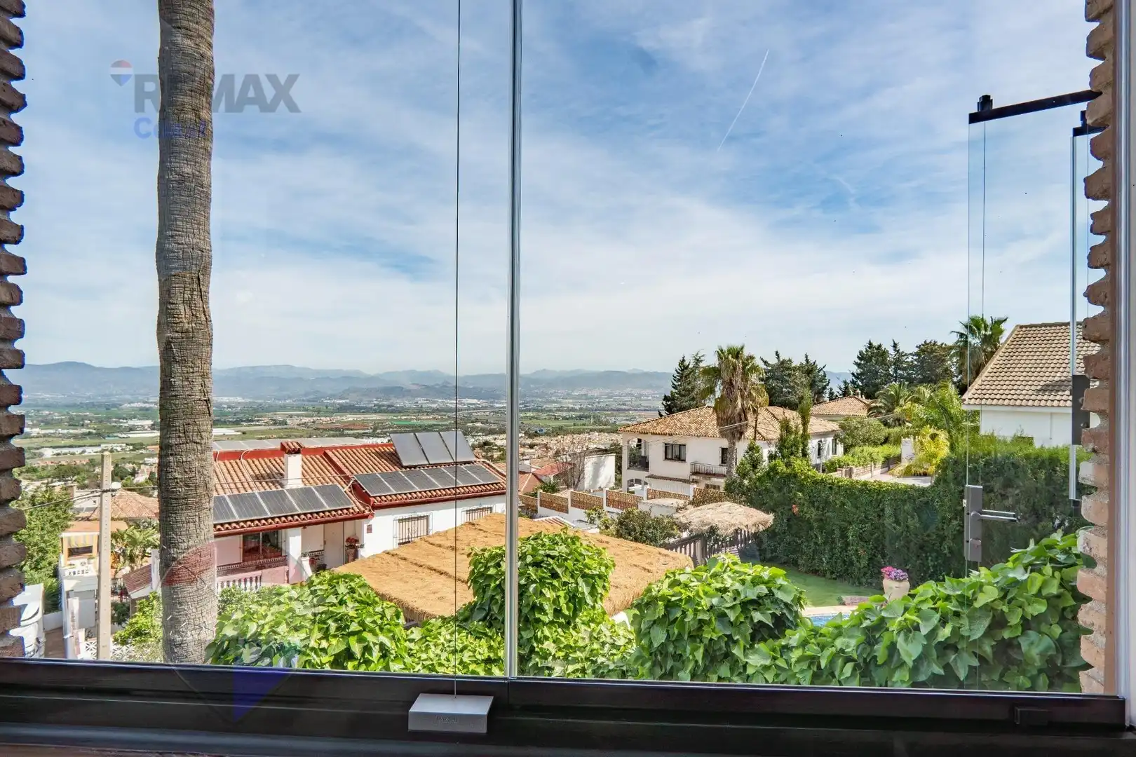 Vista exterior de Casa o xalet en venda en Alhaurín de la Torre amb Aire condicionat, Calefacció i Jardí privat
