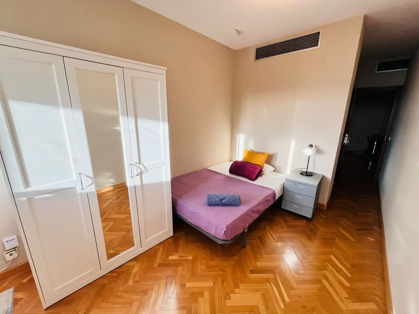 Habitación de Piso para compartir en  Madrid Capital con Aire acondicionado, Calefacción y Amueblado