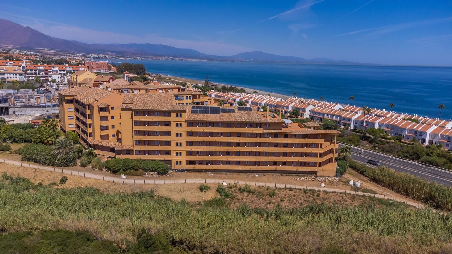 Vista exterior de Àtic en venda en Manilva amb Aire condicionat, Calefacció i Terrassa