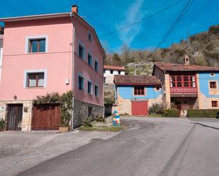 Vista exterior de Casa adosada en venda en Cabrales amb Calefacció, Traster i Moblat