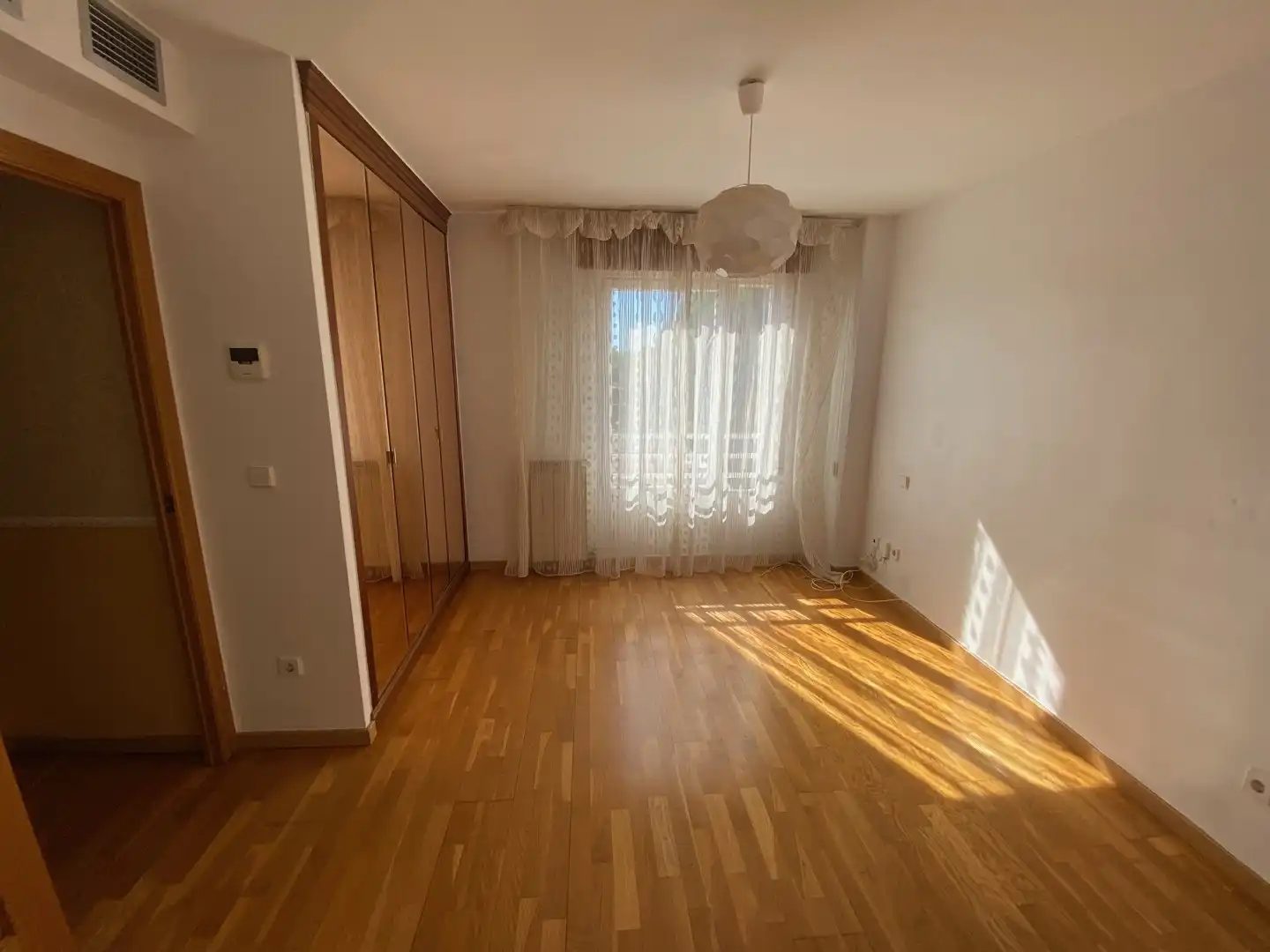 Dormitori de Casa adosada en venda en Zaragoza amb Terrassa i Piscina
