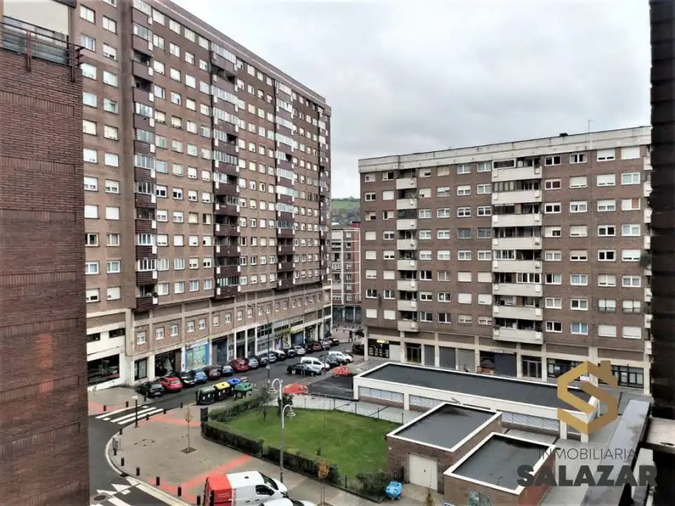 Vista exterior de Pis de lloguer en Bilbao  amb Calefacció, Terrassa i Balcó