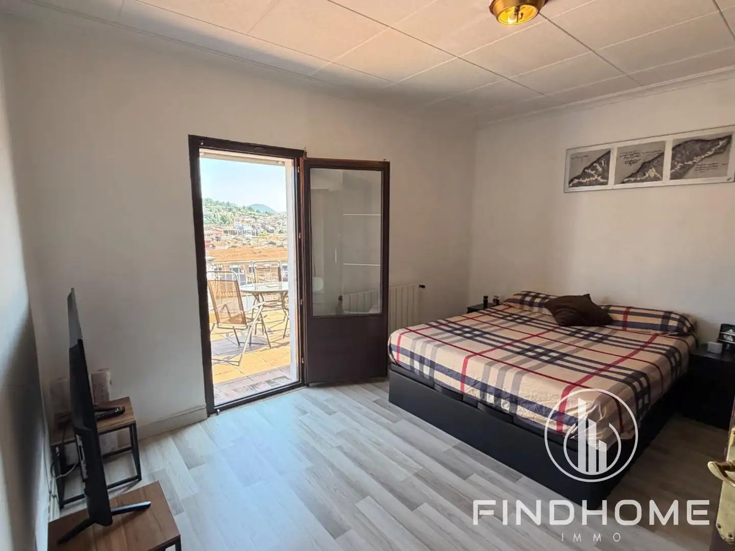 Habitación de Casa adosada en venta en Olot con Calefacción y Trastero
