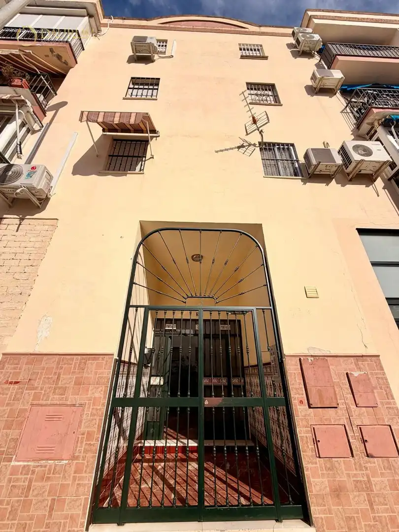 Vista exterior de Pis en venda en Dos Hermanas amb Aire condicionat i Terrassa