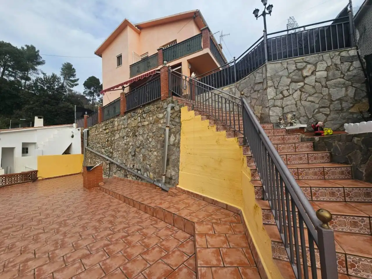 Vista exterior de Casa o xalet en venda en Rubí amb Aire condicionat, Calefacció i Jardí privat