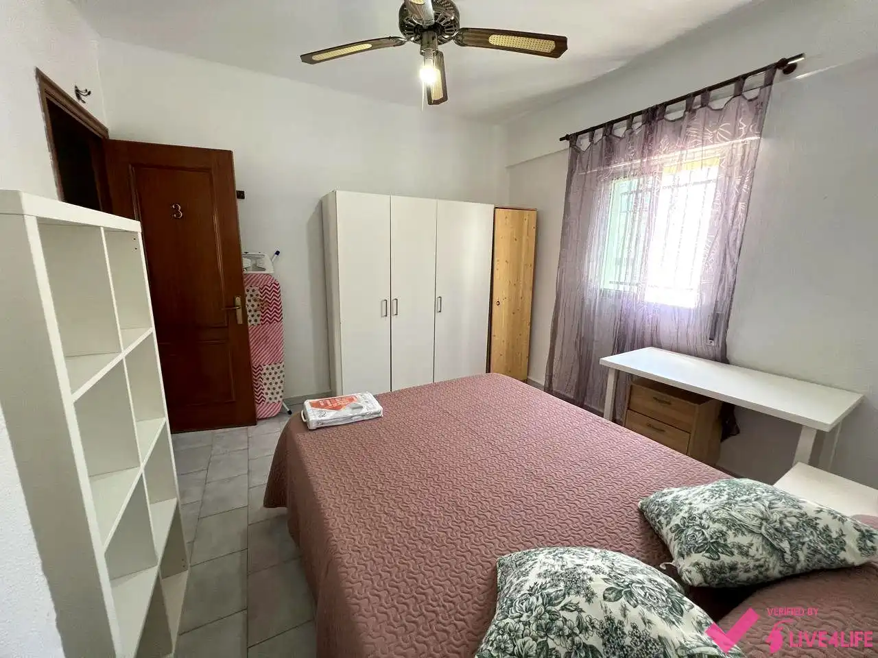 Bedroom of Flat for share in Sevilla  with Air Conditioner, Heating and Furnished