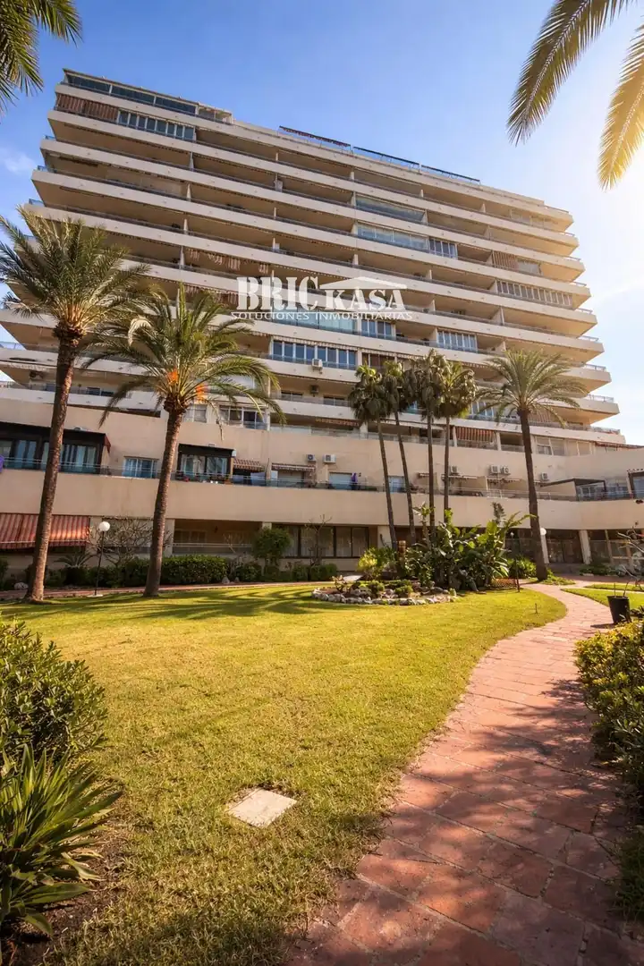 Vista exterior de Piso en venta en Benalmádena con Terraza, Piscina y Amueblado