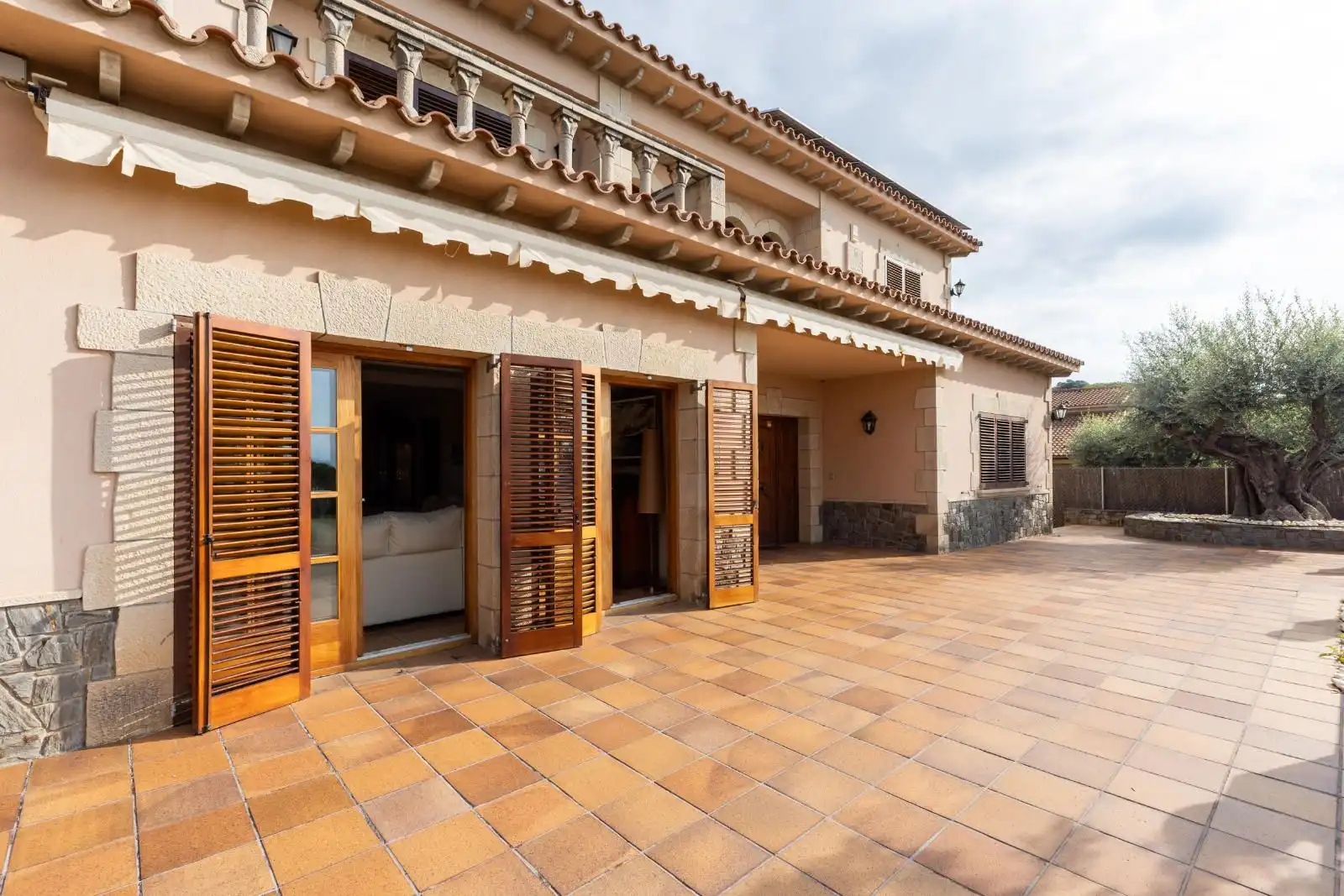 Vista exterior de Casa o xalet en venda en Mataró amb Terrassa i Piscina