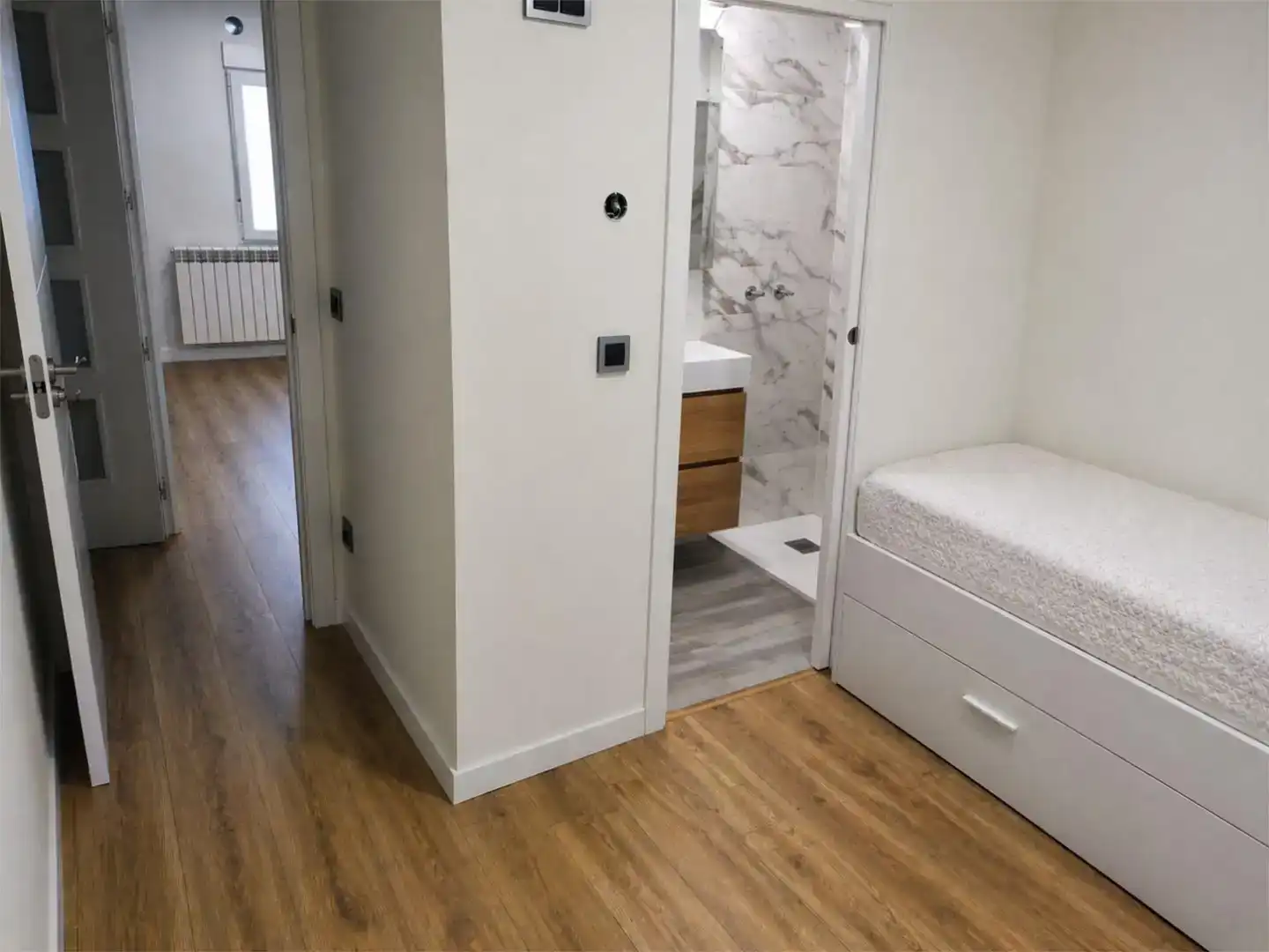Dormitori de Apartament per a compartir en León Capital  amb Jardí privat, Parquet i Traster