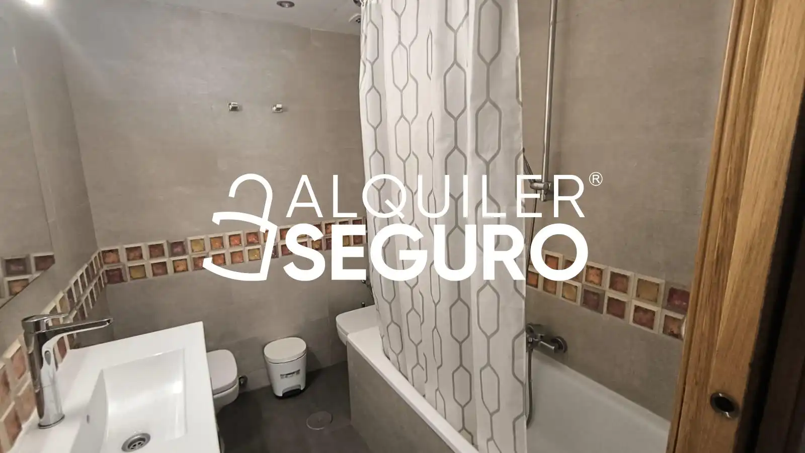 Baño de Piso de alquiler en Sevilla con Terraza y Amueblado