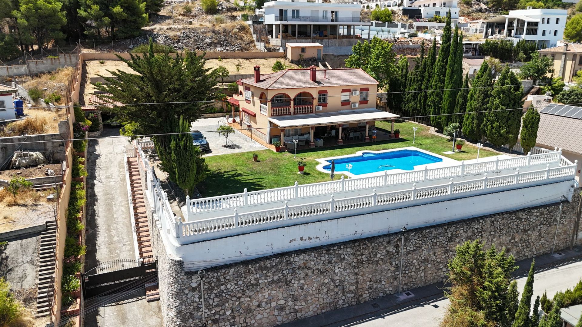 Vista exterior de Casa o xalet en venda en Alhaurín de la Torre amb Aire condicionat, Terrassa i Traster