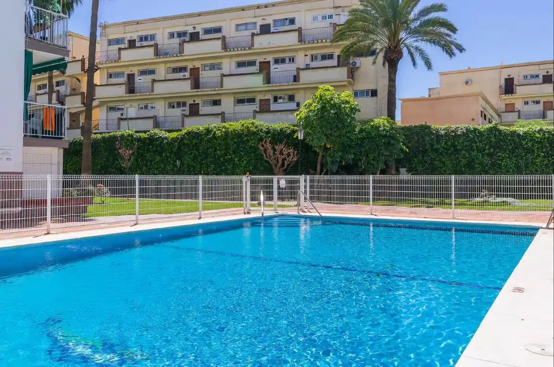 Piscina de Estudio en venta en Torremolinos con Amueblado y Piscina comunitaria