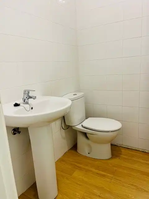 Baño de Local de alquiler en Talavera de la Reina con Aire acondicionado, Calefacción y Parquet