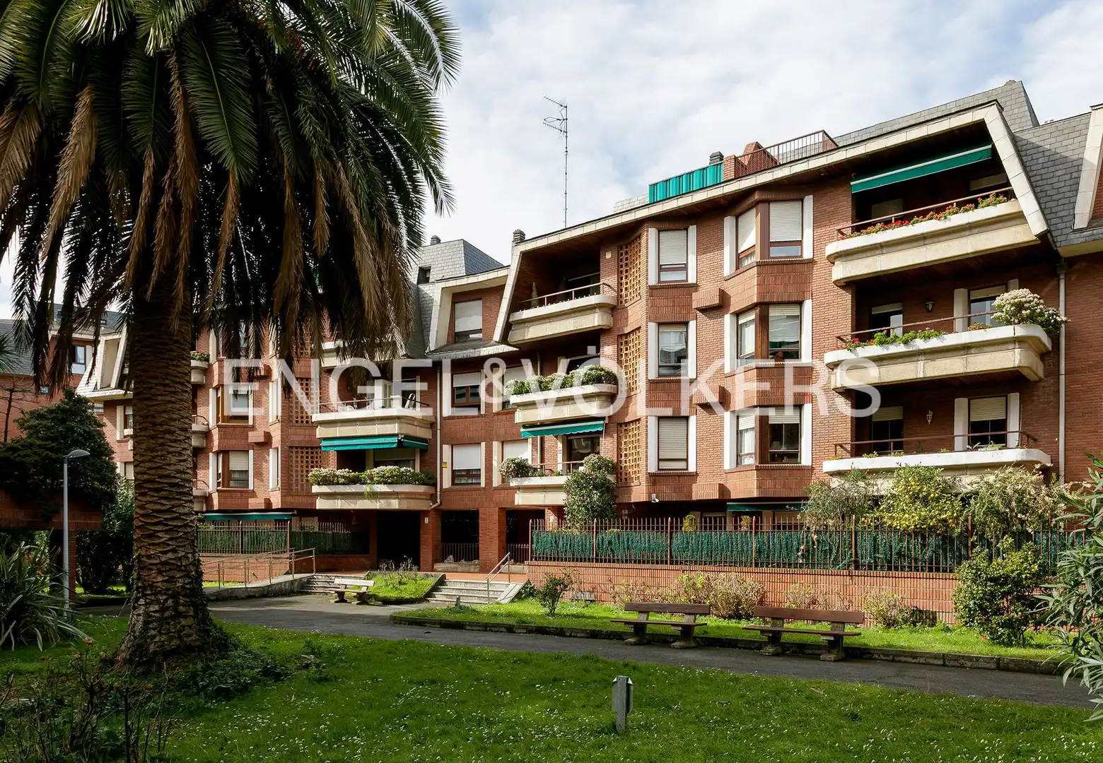 Vista exterior de Pis de lloguer en Getxo  amb Calefacció, Jardí privat i Parquet