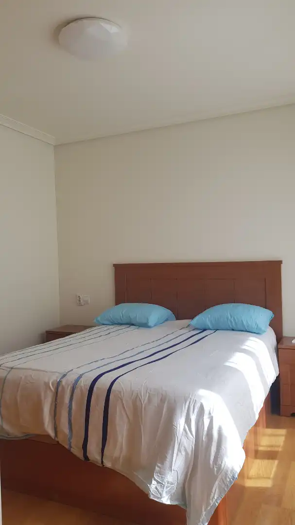 Dormitori de Apartament en venda en Vitoria - Gasteiz amb Calefacció, Parquet i Moblat