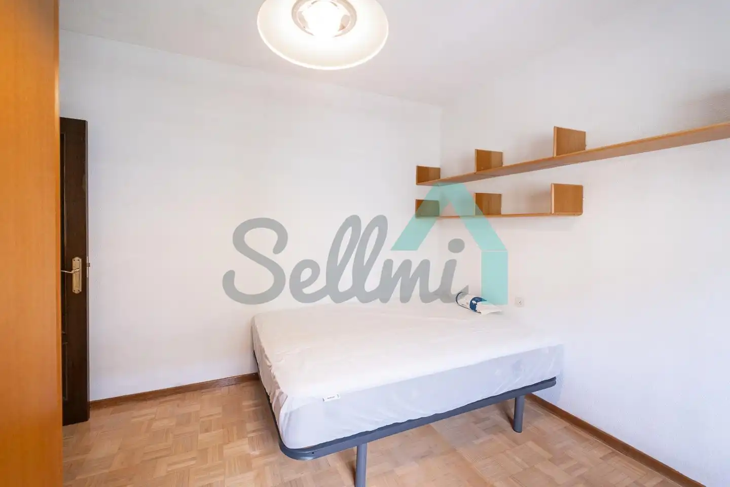 Bedroom of Flat for share in Oviedo   with Heating, Parquet flooring and Furnished