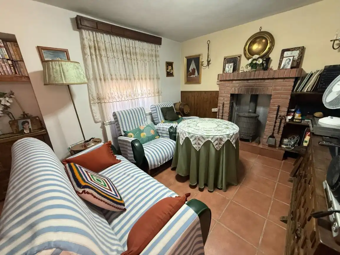 Sala de estar de Casa adosada en venta en Lucillos con Aire acondicionado y Calefacción