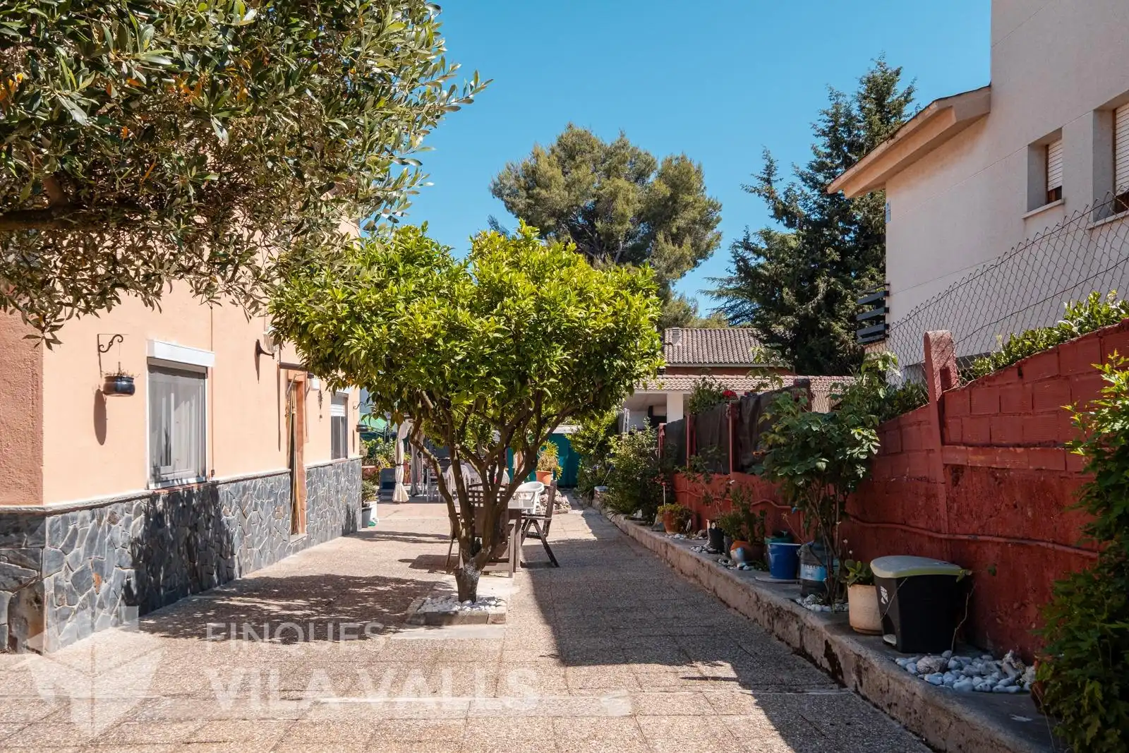Vista exterior de Casa o xalet en venda en Caldes de Montbui amb Piscina comunitària