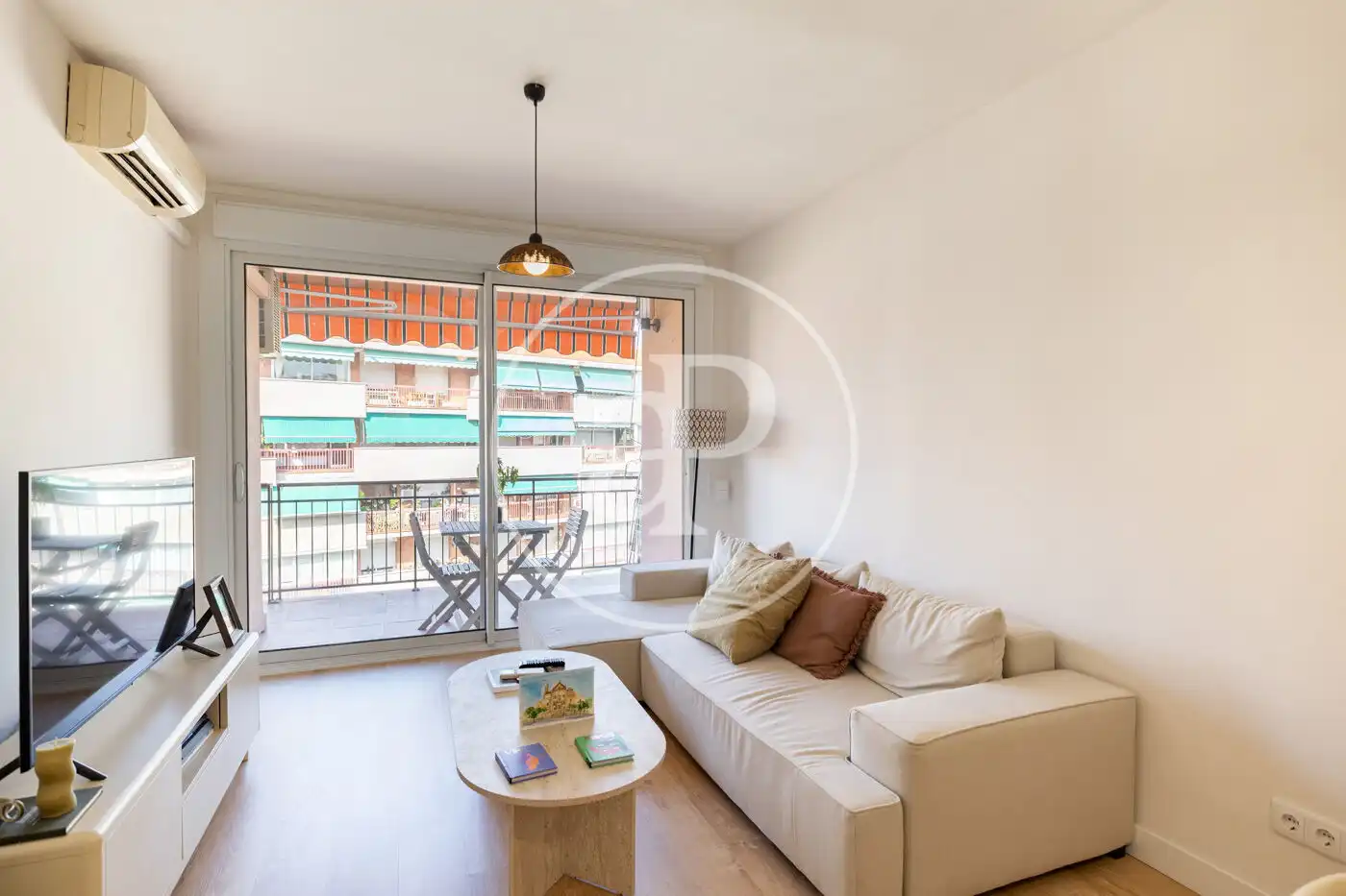 Sala d'estar de Pis en venda en Barcelona amb Aire condicionat i Terrassa