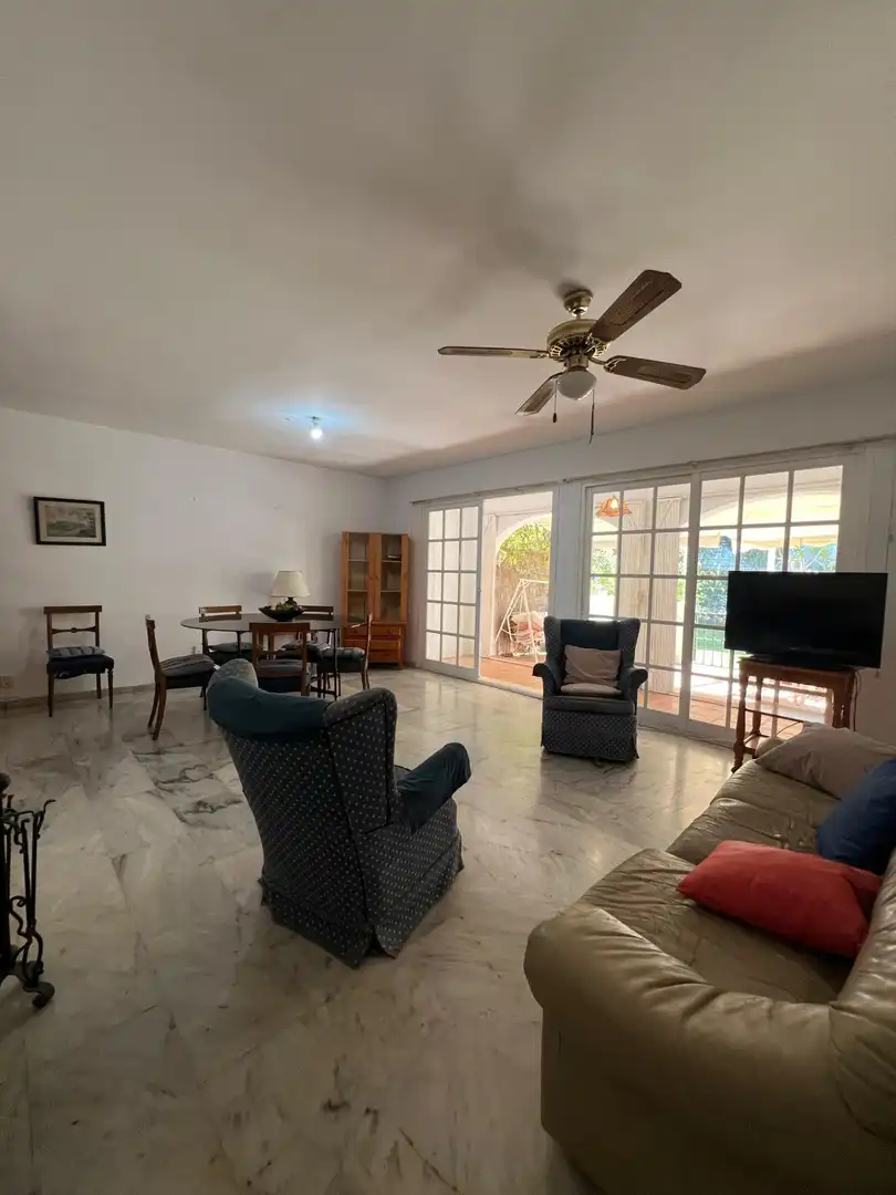 Sala d'estar de Casa adosada en venda en Fuengirola amb Aire condicionat, Jardí privat i Terrassa