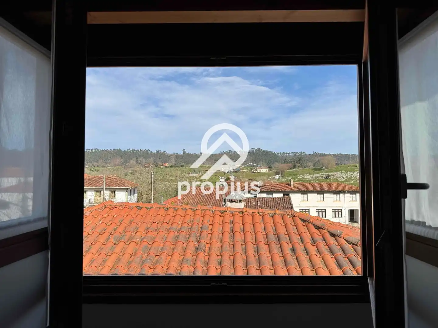 Außenansicht von Einfamilien-Reihenhaus zum Verkauf in Llanes mit Heizung und Möbliert