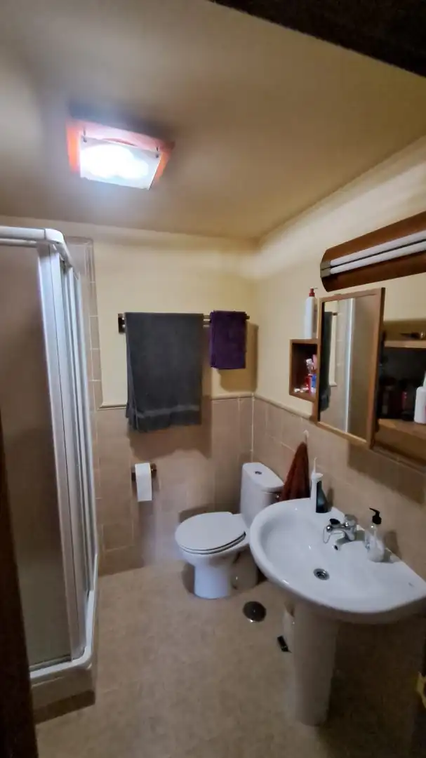 Baño de Apartamento en venta en San Juan de Gredos con Calefacción, Terraza y Amueblado