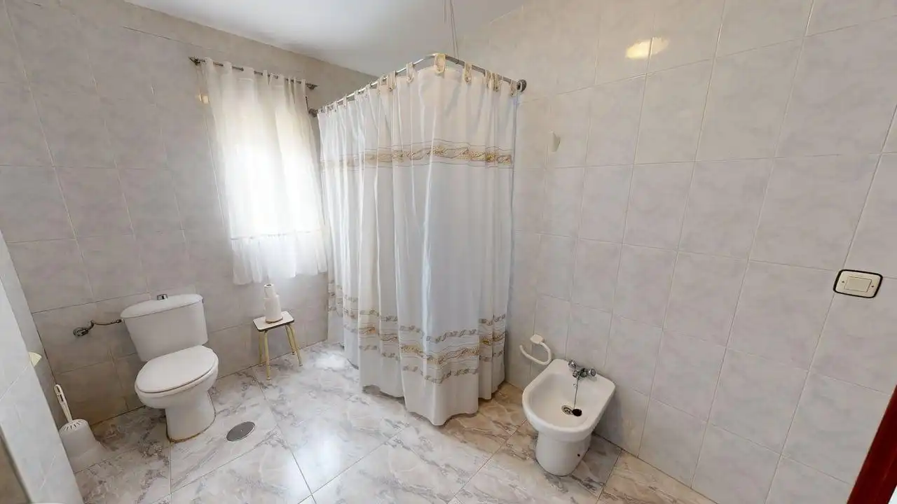 Bany de Casa o xalet en venda en Jaén amb Traster i Piscina comunitària