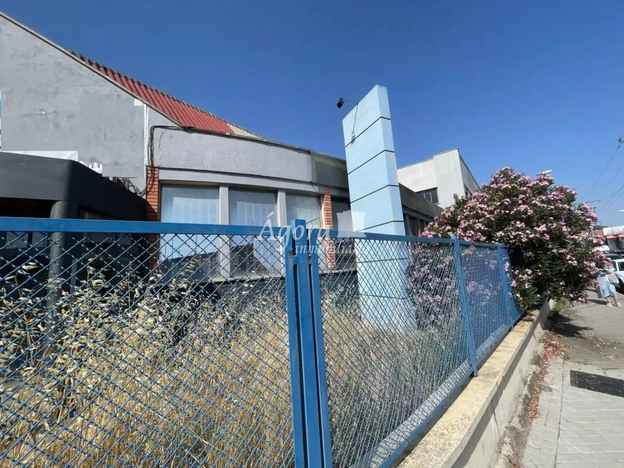 Außenansicht von Fabrikhallen zum Verkauf in Valladolid mit Heizung