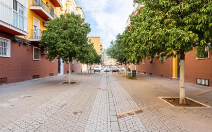 Außenansicht von Wohnung zum verkauf in  Sevilla Capital mit Terrasse