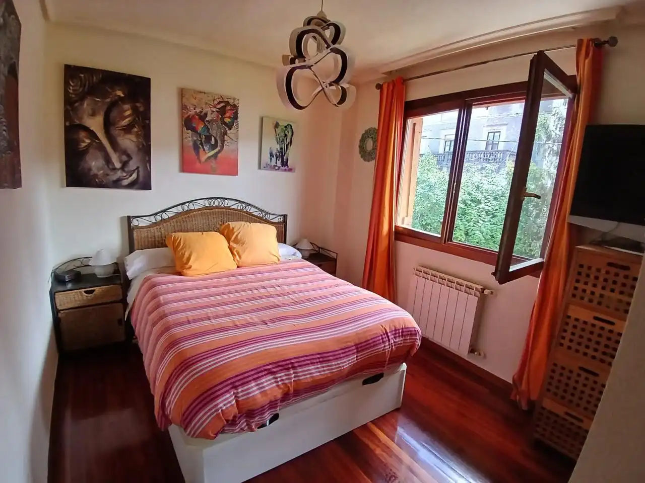 Schlafzimmer von Einfamilien-Reihenhaus zum Verkauf in Castro-Urdiales mit Heizung, Privatgarten und Terrasse